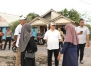 Erzaldi Berikan Bantuan Kemanusiaan Kepada Korban Kebakaran di Simpang Perlang