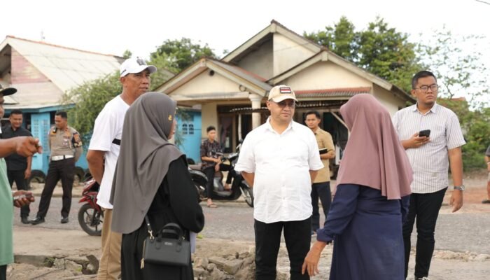 Erzaldi Berikan Bantuan Kemanusiaan Kepada Korban Kebakaran di Simpang Perlang