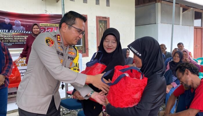 Kapolres Bangka Barat Berikan Bansos Kepada Masyarakat Menjelang