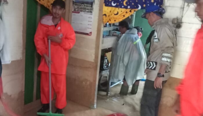 Satpolair Polres Bangka Barat Evakuasi Warga dan Bersihkan Sisa Banjir di Sungai Daeng, Mentok