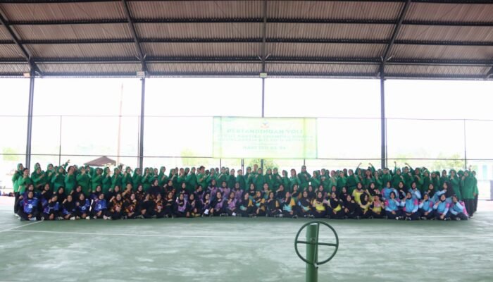 Semarak Hari Ibu Ke-96 : Persit KCK Koorcabrem 045 PD ll/Swj Gelar Lomba Bola Volly