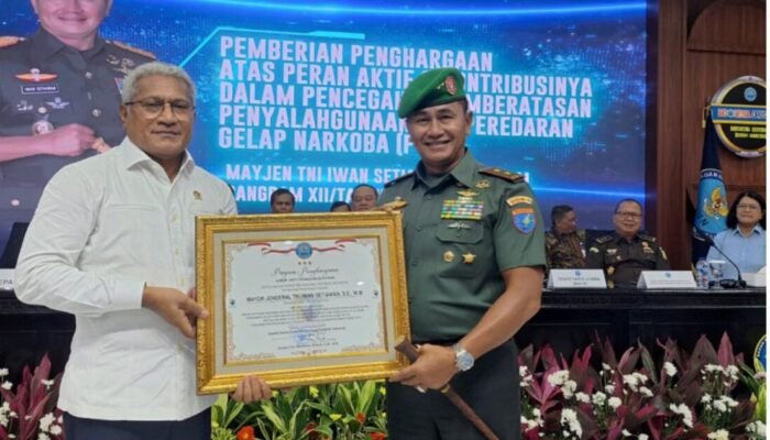 BNN Berikan Pangdam XII/Tanjungpura Mayjen TNI Iwan Setiawan Penghargaan