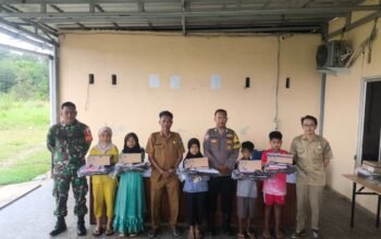 Sertu Saparuan Babinsa Desa Kacang Butor Berikan Hadiah Kepada Siswa Berprestasi