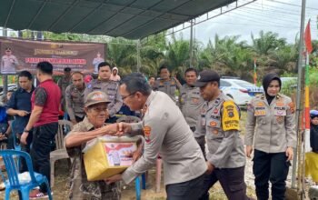 Kapolres Bangka Barat memberikan Bansos kepada masyarakat Desa Tebing