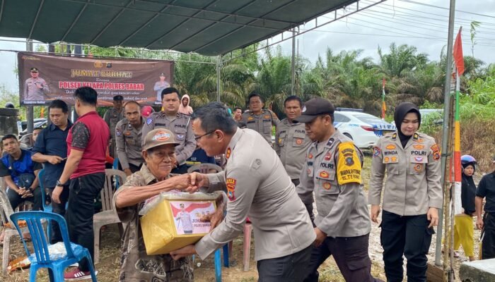 Kapolres Bangka Barat memberikan Bansos kepada masyarakat Desa Tebing