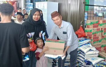 H. Bujang Bagi Sembako Kepada Warga dan Anak Yatim Piatu Simbol Peresmian Pradikmart