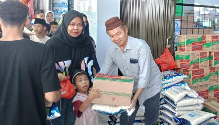 H. Bujang Bagi Sembako Kepada Warga dan Anak Yatim Piatu Simbol Peresmian Pradikmart