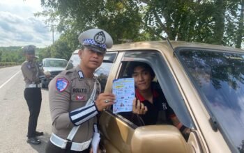 Operasi Keselamatan Menumbing 2025, Sat Lantas Babar Pasang Spanduk Kamtibmas dan bagikan Brosur ke Pengendara
