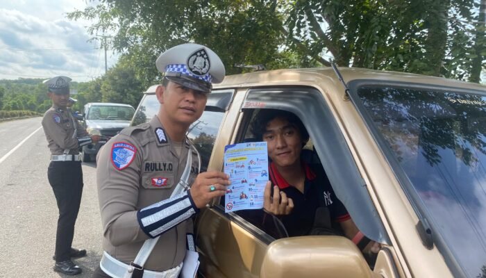 Operasi Keselamatan Menumbing 2025, Sat Lantas Babar Pasang Spanduk Kamtibmas dan bagikan Brosur ke Pengendara