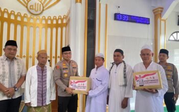 Polres Bangka Barat Gelar Jumat Curhat dan Berbagi Bansos Polri Ramadhan di Masjid Al-Ikhlas Pal 2 Mentok