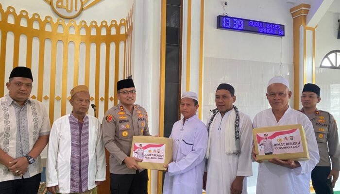 Polres Bangka Barat Gelar Jumat Curhat dan Berbagi Bansos Polri Ramadhan di Masjid Al-Ikhlas Pal 2 Mentok