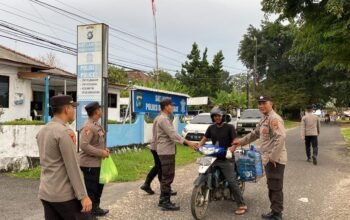 Polres Bangka Baat Bagi-bagi Takjil Ke Warga dan Pengguna Jalan