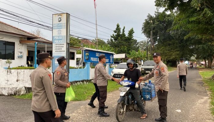 Polres Bangka Baat Bagi-bagi Takjil Ke Warga dan Pengguna Jalan