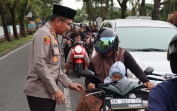 Kapolres Bangka Barat Berbagi Takjil Kepada Masyarakat