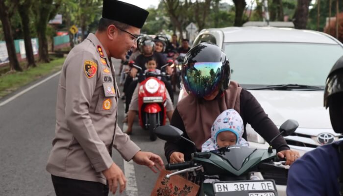 Kapolres Bangka Barat Berbagi Takjil Kepada Masyarakat