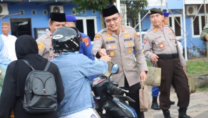 Gandeng Wartawan, Kapolres Bangka Barat Bagi-Bagi Takjil Dan Buka Puasa Bersama