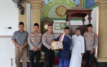 Polres Bangka Barat Gelar Jumat Curhat dan Berbagi Bansos Polri Ramadhan di Masjid musawwirul ghaffar