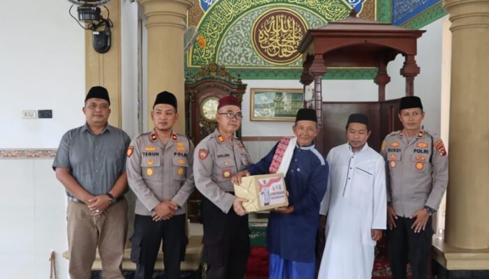 Polres Bangka Barat Gelar Jumat Curhat dan Berbagi Bansos Polri Ramadhan di Masjid musawwirul ghaffar