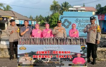 Polsek Sungai Selan Bagi-Bagi Takjil Bagi Pengguna Jalan di Bulan Suci Ramadhan