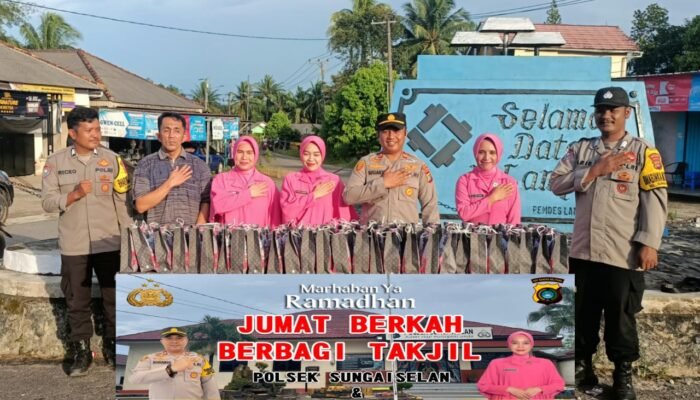Polsek Sungai Selan Bagi-Bagi Takjil Bagi Pengguna Jalan di Bulan Suci Ramadhan