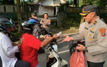 POLRES BANGKA BARAT BAGIKAN TAKJIL KEPADA MASYARAKAT SEBAGAI WUJUD KEPEDULIAN DI BULAN RAMADAN