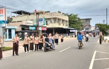 Saka Bhayangkara Polsek Jebus Bagikan 200 Paket Takjil kepada Warga Parit Tiga