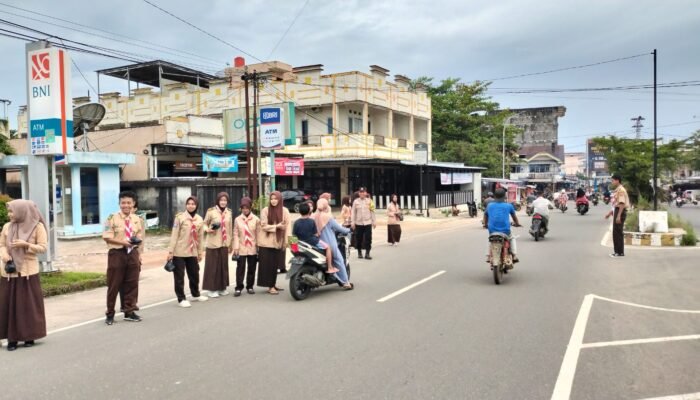 Saka Bhayangkara Polsek Jebus Bagikan 200 Paket Takjil kepada Warga Parit Tiga
