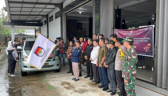 Kapolres Bangka Barat Hadiri Pelepasan Keberangkatan Dsitribusi Logistik PSU Ke Desa Sinar Manik