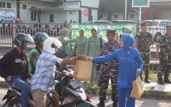 TNI – POLRI, Bagi-Bagi Takjil Gratis di Simpang 7 Pangkalpinang