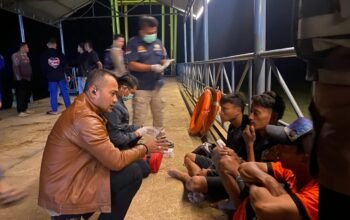 Kapolres Bangka Barat Turun Langsung Evakuasi Tiga Nelayan yang Terombang-Ambing di Laut