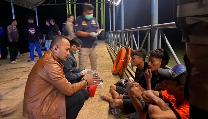 Kapolres Bangka Barat Turun Langsung Evakuasi Tiga Nelayan yang Terombang-Ambing di Laut
