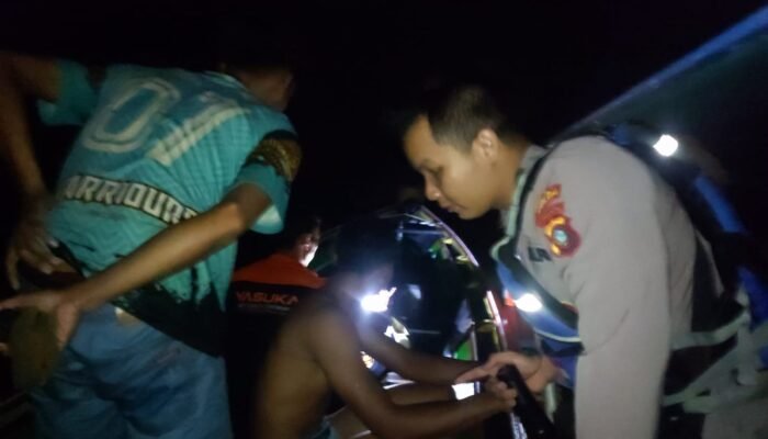 Sat Polairud Polres Bangka Barat Berhasil Evakuasi Tiga Nelayan Asal Sumsel Terombang-Ambing di Laut