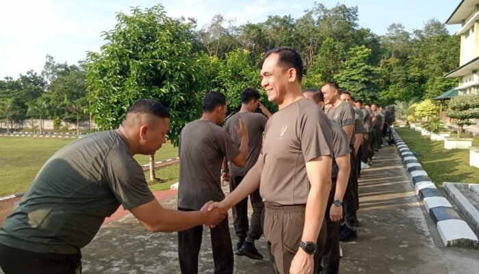Selesai Apel Pengecekan, Danrem 045/Gaya Halal Bihalal Dengan Anggota
