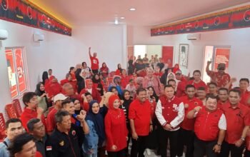 Ketua DPRD Kota Pangkalpinang Berikan Formulir Cawako Pangkalpinang Kepada Prof Udin