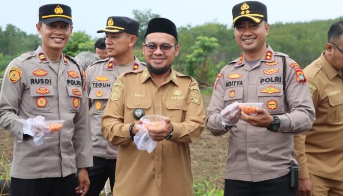 Kapolres Bangka Barat Dukung Penuh Ketahanan Pangan, Penanaman Perdana Jagung Pipil di Dusun V Belo Laut