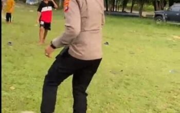 Kapolres Bangka Barat turun lapangan Bermain Sepak Bola Bersama Anak-anak Mentok