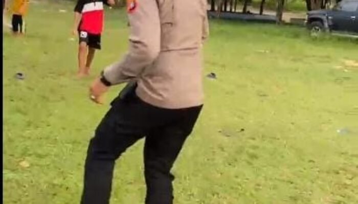 Kapolres Bangka Barat turun lapangan Bermain Sepak Bola Bersama Anak-anak Mentok