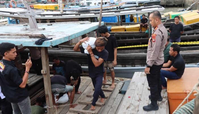 Kapolres Bangka Barat Pantau Langsung Pemindahan 5 Ton Pasir Timah dari Pelabuhan Limbung ke Mako Sat Polairud