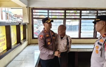Kapolres Bangka Barat Peluk Hangat Satpam Tertua, Sunaryo (104), di Pasar Mentok