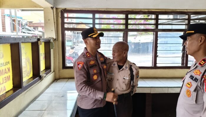 Kapolres Bangka Barat Peluk Hangat Satpam Tertua, Sunaryo (104), di Pasar Mentok