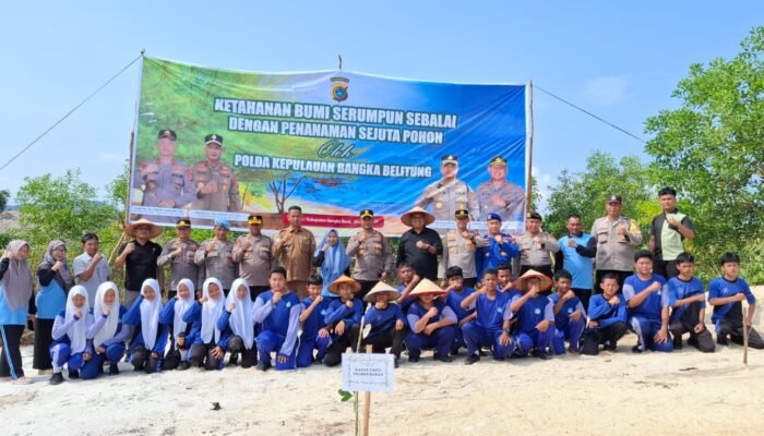 Polres Bangka Barat Tanam 300 Bibit Pohon di Lahan Eks Tambang Bertema “Ketahanan Bumi Serumpun Sebalai”