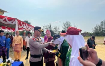 Kapolres Bangka Barat Hadiri Upacara Hardiknas 2025 Potong Tumpeng untuk Pelajar