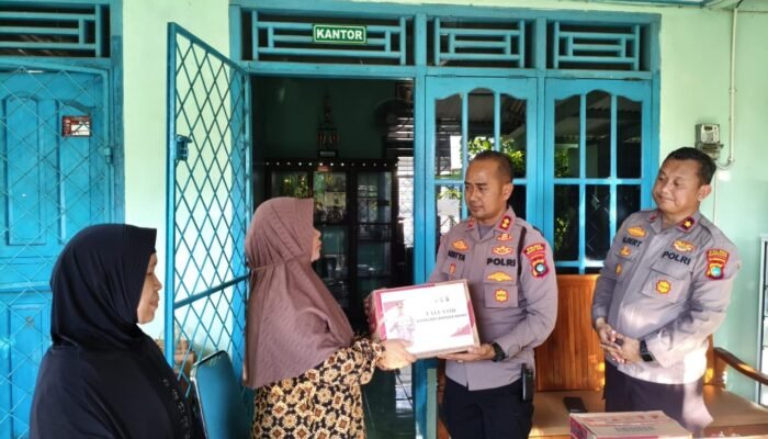 Kapolres Bangka Barat Berikan Tali Asih kepada Panti Asuhan Aisyiyah Mentok