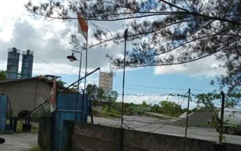 Lapor Pak Kapolda !!Ada Bendera Merah Putih Kusam dan Robek di Kibarkan PT MUPP Redimix