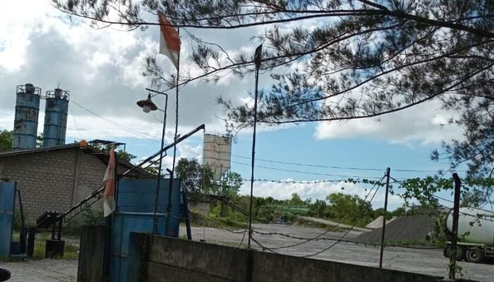Lapor Pak Kapolda !!Ada Bendera Merah Putih Kusam dan Robek di Kibarkan PT MUPP Redimix