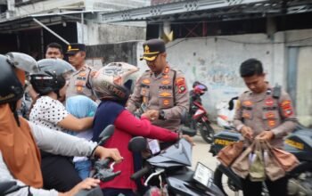 Masyarakat Sempat Mengira Razia, Ternyata Polisi Bagikan Bingkisan Gratis di HUT Bhayangkara ke-79