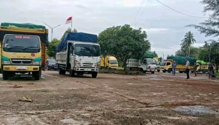 Gunakan KM Menumbing 4 Truck Muatan Pasir Timah Berjalan Lancar