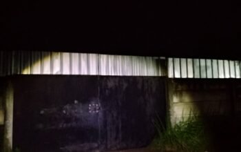 Kepulan Asap dari Gudang Penggorengan Pasir Timah Milik Roni Warga Mengeluh