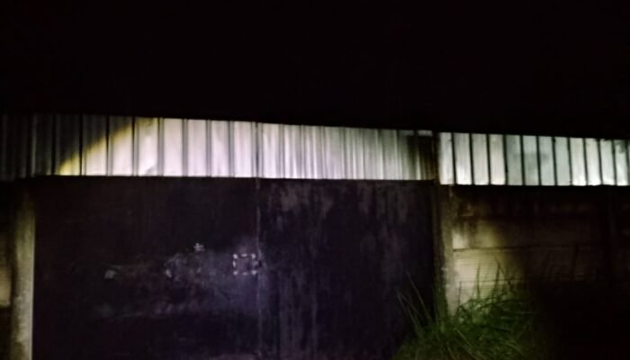 Kepulan Asap dari Gudang Penggorengan Pasir Timah Milik Roni Warga Mengeluh