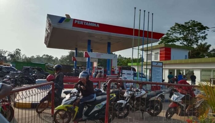 SPBU Sangku Jadi Pusat Panic Buying BBM, Warga Tempilang Menjerit di Jalan